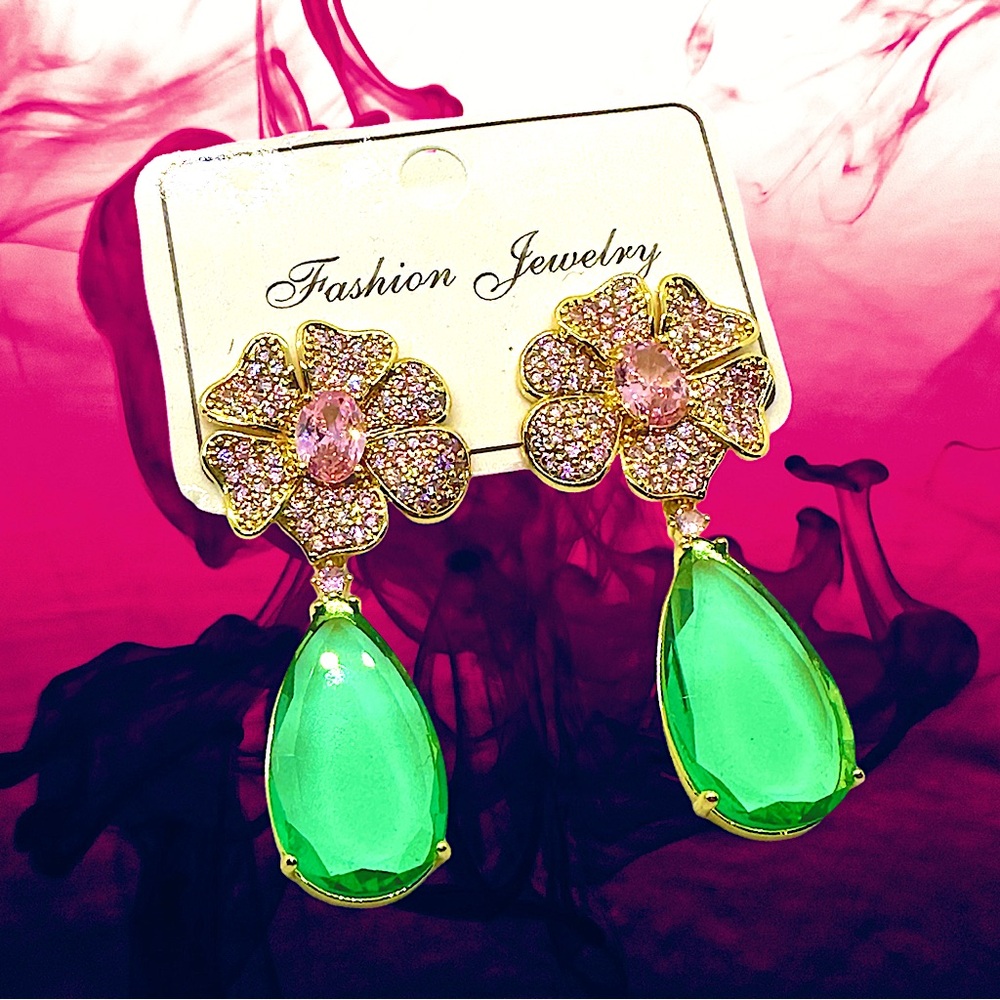 🆕Boutique Women’s Gold w/ pink cubic zirconia Diamond Flower Earrings❤️❤️❤️